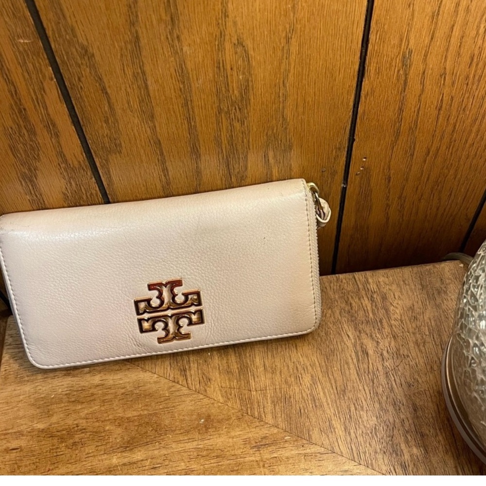 Tory Burch Cream Wallet with Gold Logo - Picture 11 of 15
